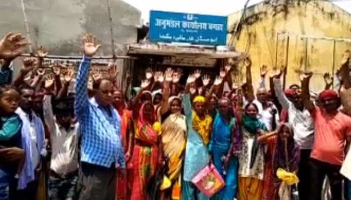 बिहारः बाढ़ से जूझ रहे लोग राशन नहीं मिलने से परेशान, किया प्रदर्शन बिहारः बाढ़ से जूझ रहे लोग राशन नहीं मिलने से परेशान, किया प्रदर्शन
