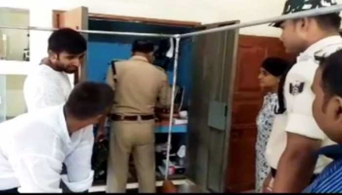 बेगूसराय में बस कारोबारी के घर भीषण चोरी, रुपये और गहनों के साथ ले गए लाइसेंसी बंदूक बेगूसराय में बस कारोबारी के घर भीषण चोरी, रुपये और गहनों के साथ ले गए लाइसेंसी बंदूक