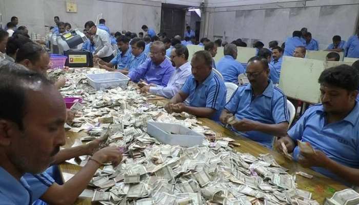 शिरडी: साईबाबा मंदिर में तीन दिन में आया 4 करोड़ 52 लाख का चढ़ावा शिरडी: साईबाबा मंदिर में तीन दिन में आया 4 करोड़ 52 लाख का चढ़ावा