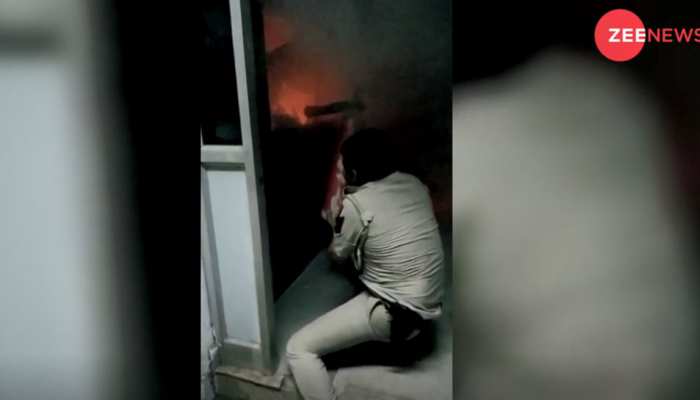 VIDEO: धू-धूकर जल रही थी दुकान, ऊपर घर में फंसे थे लोग, पुलिसकर्मियों ने दिखाया दम VIDEO: धू-धूकर जल रही थी दुकान, ऊपर घर में फंसे थे लोग, पुलिसकर्मियों ने दिखाया दम