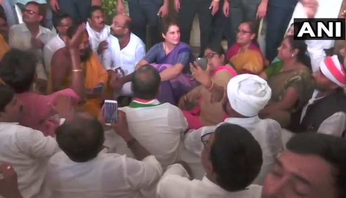 गेस्ट हाउस में भी धरने पर बैठीं प्रियंका गांधी, बोलीं- 'मैं सोनभद्र जरूर जाऊंगी और पीड़ितों से मिलूंगी' गेस्ट हाउस में भी धरने पर बैठीं प्रियंका गांधी, बोलीं- 'मैं सोनभद्र जरूर जाऊंगी और पीड़ितों से मिलूंगी'