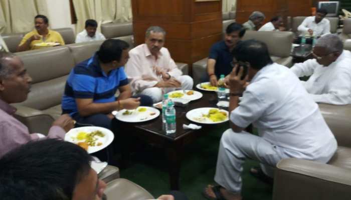 रात भर विधानसभा में धरना दे रहे BJP विधायकों के लिए कांग्रेस ने मंगाया था खाना! रात भर विधानसभा में धरना दे रहे BJP विधायकों के लिए कांग्रेस ने मंगाया था खाना!