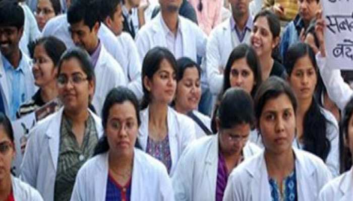 जयपुर: मेडिकल कॉलेज की छात्राओं ने की कलेक्टर से मुलाकात, की यूनिवर्सिटी प्रशासन की शिकायत जयपुर: मेडिकल कॉलेज की छात्राओं ने की कलेक्टर से मुलाकात, की यूनिवर्सिटी प्रशासन की शिकायत