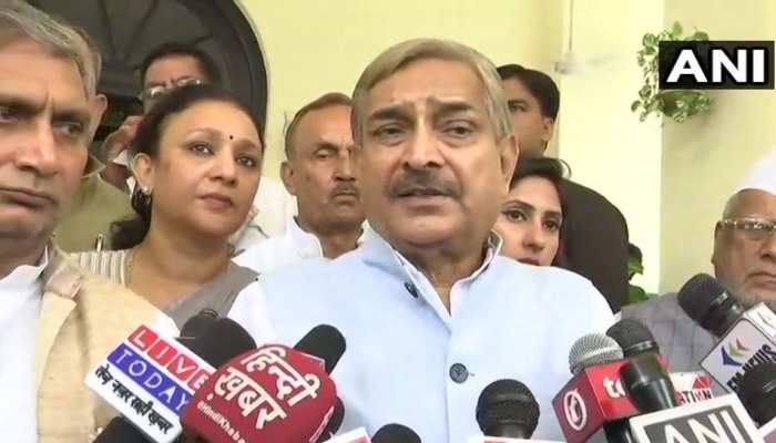 सोनभद्र मामले में कांग्रेस ने राज्यपाल को सौंपा ज्ञापन, कहा- 'योगी सरकार अघोषित आपातकाल लगा रही' सोनभद्र मामले में कांग्रेस ने राज्यपाल को सौंपा ज्ञापन, कहा- 'योगी सरकार अघोषित आपातकाल लगा रही'