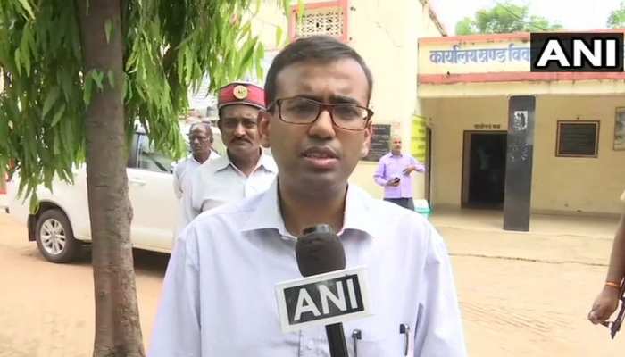 सोनभद्र के DM बोले, 'मामले में 29 गिरफ्तारियां हुईं, हालात सामान्य होते ही हटेगी धारा 144' सोनभद्र के DM बोले, 'मामले में 29 गिरफ्तारियां हुईं, हालात सामान्य होते ही हटेगी धारा 144'