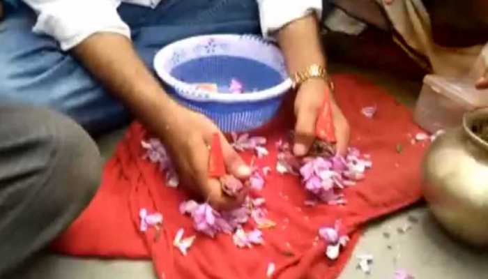 मध्य प्रदेशः टीकमगढ़ में धूमधाम से हुई मेंढक-मेंढकी की शादी, DJ की धुन पर खूब नाचे लोग मध्य प्रदेशः टीकमगढ़ में धूमधाम से हुई मेंढक-मेंढकी की शादी, DJ की धुन पर खूब नाचे लोग