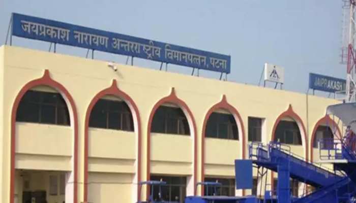 विमान के टॉयलेट में सिगरेट पीते पकड़ा गया यात्री, सुरक्षा पर उठे सवाल विमान के टॉयलेट में सिगरेट पीते पकड़ा गया यात्री, सुरक्षा पर उठे सवाल