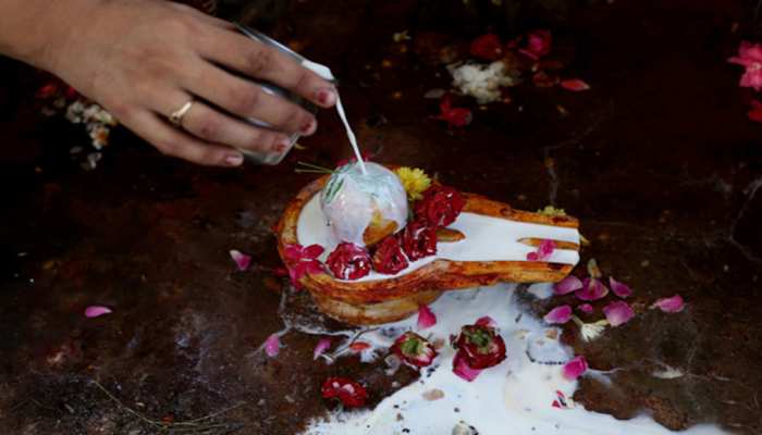 कल है सावन का पहला सोमवार, इस शुभ मुहूर्त में बाबा भोलेनाथ को अर्पित करें जल कल है सावन का पहला सोमवार, इस शुभ मुहूर्त में बाबा भोलेनाथ को अर्पित करें जल
