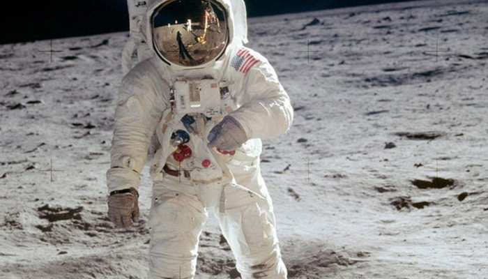 Neil Armstrong Lands On Moon On 21 July 1969 With Nasa Apollo 11 Mission 50 à¤¸ à¤² à¤ªà¤¹à¤² à¤à¤ à¤¹ à¤ à¤¦ à¤ªà¤° à¤ à¤¸ à¤¨ à¤¨ à¤°à¤ à¤¥ à¤ªà¤¹à¤² à¤à¤¦à¤® à¤¯à¤¹ à¤ à¤¨ à¤® à¤¶à¤¨ à¤ A tale of the early apollo program's obsessive drive to win the space race and get to the moon. neil armstrong lands on moon on 21 july