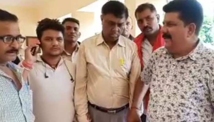 बेगूसराय: तीस हजार घूस लेते लिपिक गिरफ्तार, गाड़ी छोड़ने के लिए मांग रहा था पैसे बेगूसराय: तीस हजार घूस लेते लिपिक गिरफ्तार, गाड़ी छोड़ने के लिए मांग रहा था पैसे