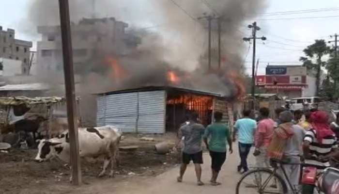 पटना में 20 वर्षीय युवक की गोली मारकर हत्या, परिजनों ने किया जमकर बवाल पटना में 20 वर्षीय युवक की गोली मारकर हत्या, परिजनों ने किया जमकर बवाल