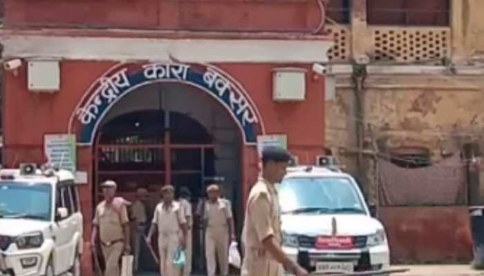 बक्सर: जेल में छापेमारी में मिले गांजा और नकद पैसे, कई सिम कार्ड भी बरामद बक्सर: जेल में छापेमारी में मिले गांजा और नकद पैसे, कई सिम कार्ड भी बरामद