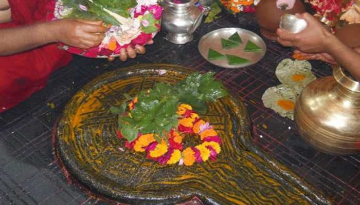125 साल बाद सावन सोमवार के दिन बना है नाग पंचमी का योग, इस मंत्र से दूर होगी तंगी 125 साल बाद सावन सोमवार के दिन बना है नाग पंचमी का योग, इस मंत्र से दूर होगी तंगी