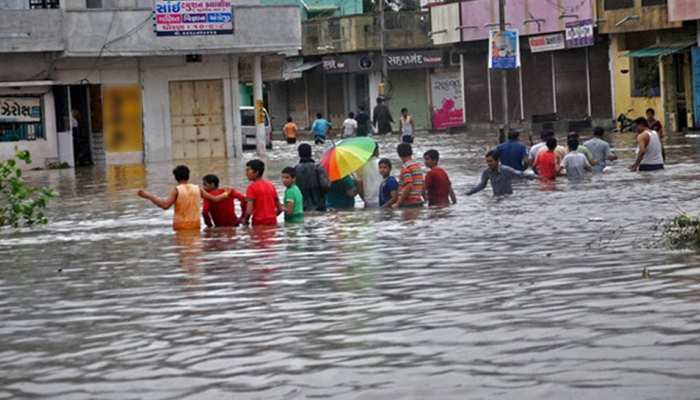 गुजरात में बारिश ने मचाई तबाही, कहीं आकाशीय बिजली ने ली जान तो कहीं पानी के साथ बह गई कार गुजरात में बारिश ने मचाई तबाही, कहीं आकाशीय बिजली ने ली जान तो कहीं पानी के साथ बह गई कार