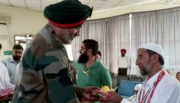 सेना के अधिकारियों ने कश्मीरी हज यात्रियों को दी बधाई, कहा- करें शांति की प्रार्थना सेना के अधिकारियों ने कश्मीरी हज यात्रियों को दी बधाई, कहा- करें शांति की प्रार्थना