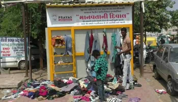 गुजरात: पाटन शहर में बनी मानवता की दीवार, जीत रही है लोगों का दिल गुजरात: पाटन शहर में बनी मानवता की दीवार, जीत रही है लोगों का दिल