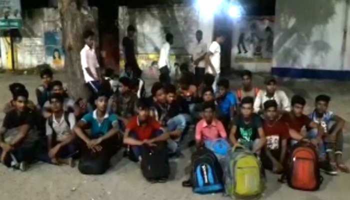 नवादा: नवोदय विद्यालय में 10वीं के छात्रों पर रैगिंग का आरोप, 15 बच्चे हुए घायल नवादा: नवोदय विद्यालय में 10वीं के छात्रों पर रैगिंग का आरोप, 15 बच्चे हुए घायल