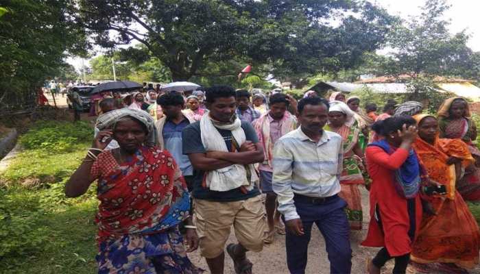 झारखंड: घर में घुसकर बीजेपी नेता समेत पत्नी और बेटे की हत्या, गांव में पसरा मातम झारखंड: घर में घुसकर बीजेपी नेता समेत पत्नी और बेटे की हत्या, गांव में पसरा मातम