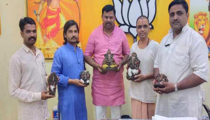 हैदराबाद: गाय के गोबर से बनाई गणपति की इको-फ्रैंडली मूर्तियां, हो रही है जमकर चर्चा हैदराबाद: गाय के गोबर से बनाई गणपति की इको-फ्रैंडली मूर्तियां, हो रही है जमकर चर्चा