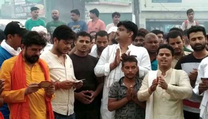 बागपत: NH-709 पर किया हनुमान चालीसा का पाठ, हिंदू समर्थक बोले- 'हम क्यों नहीं कर सकते' बागपत: NH-709 पर किया हनुमान चालीसा का पाठ, हिंदू समर्थक बोले- 'हम क्यों नहीं कर सकते'