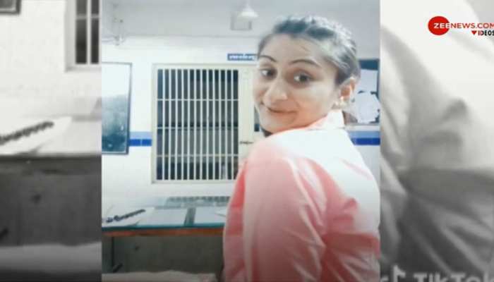 Tik Tok Video: थाने में महिला पुलिसकर्मी ने ऑन ड्यूटी लगाए ठुमके, हुई सस्पेंड Tik Tok Video: थाने में महिला पुलिसकर्मी ने ऑन ड्यूटी लगाए ठुमके, हुई सस्पेंड