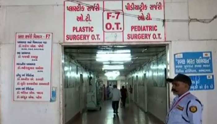 अहमदाबाद : दो लिंग के साथ जन्मे बच्चे का सफल ऑपरेशन, देश का दूसरा दुर्लभ मामला अहमदाबाद : दो लिंग के साथ जन्मे बच्चे का सफल ऑपरेशन, देश का दूसरा दुर्लभ मामला