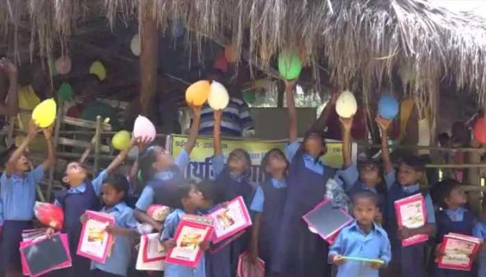 छत्तीसगढ़ में है एक ऐसा गांव, जहां 14 बाद खुला स्कूल, ये है कारण छत्तीसगढ़ में है एक ऐसा गांव, जहां 14 बाद खुला स्कूल, ये है कारण