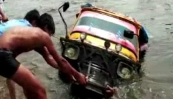 बिहार बाढ़ : कटिहार में तेज धारा में बहा ऑटो, सवारियों ने तैरकर बचाई जान बिहार बाढ़ : कटिहार में तेज धारा में बहा ऑटो, सवारियों ने तैरकर बचाई जान