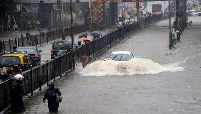 मुंबई पर काले बादलों का घेरा, कई इलाकों में आज भी हो सकती है तेज बारिश, 7 फ्लाइट्स रद्द मुंबई पर काले बादलों का घेरा, कई इलाकों में आज भी हो सकती है तेज बारिश, 7 फ्लाइट्स रद्द