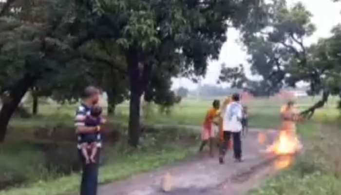 गोरखपुर : जमीनी विवाद में महिला ने की आत्मदाह की कोशिश, बेटों के सामने खुद को किया आग के हवाले गोरखपुर : जमीनी विवाद में महिला ने की आत्मदाह की कोशिश, बेटों के सामने खुद को किया आग के हवाले