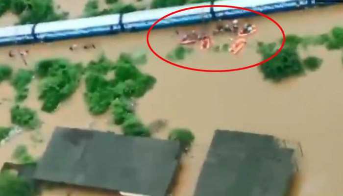 ऑपरेशन महालक्ष्मी: 900 यात्री बचाए गए, अगले 48 घंटे मुश्किल भरे, भारी बारिश की आशंका ऑपरेशन महालक्ष्मी: 900 यात्री बचाए गए, अगले 48 घंटे मुश्किल भरे, भारी बारिश की आशंका