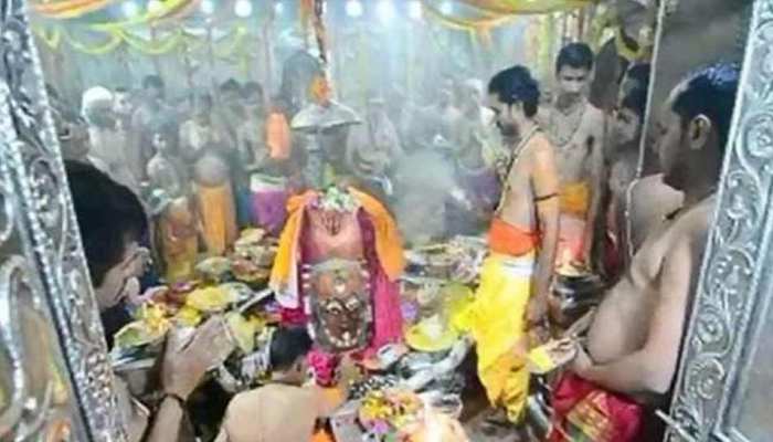 Sawan 2019: सावन में बाबा महाकाल के दर्शन से मिलता है महालाभ, जानें क्या है भस्मारती का महत्व Sawan 2019: सावन में बाबा महाकाल के दर्शन से मिलता है महालाभ, जानें क्या है भस्मारती का महत्व