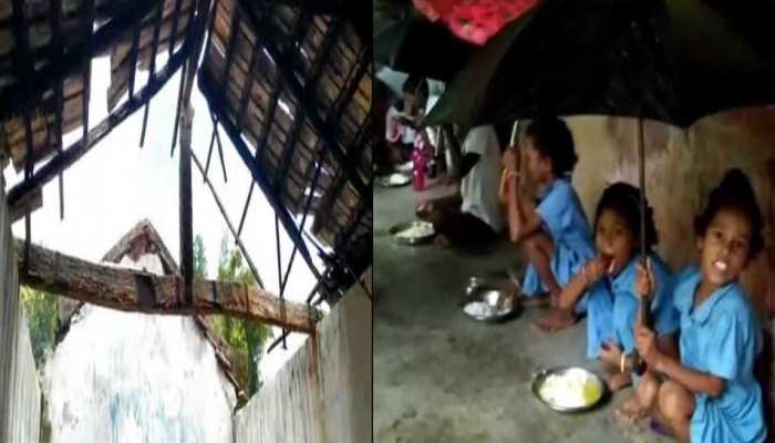 इस स्कूल की टूटी है छत, चूता है पानी, छाता पकड़कर बच्चे खाते हैं मिड-डे मील, भीगकर करते हैं पढ़ाई इस स्कूल की टूटी है छत, चूता है पानी, छाता पकड़कर बच्चे खाते हैं मिड-डे मील, भीगकर करते हैं पढ़ाई