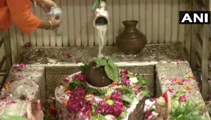 सावन के दूसरे सोमवार पर मंदिरों में उमड़े शिवभक्त, भोले बाबा को प्रसन्न करने के लिए ऐसे करें पूजा सावन के दूसरे सोमवार पर मंदिरों में उमड़े शिवभक्त, भोले बाबा को प्रसन्न करने के लिए ऐसे करें पूजा