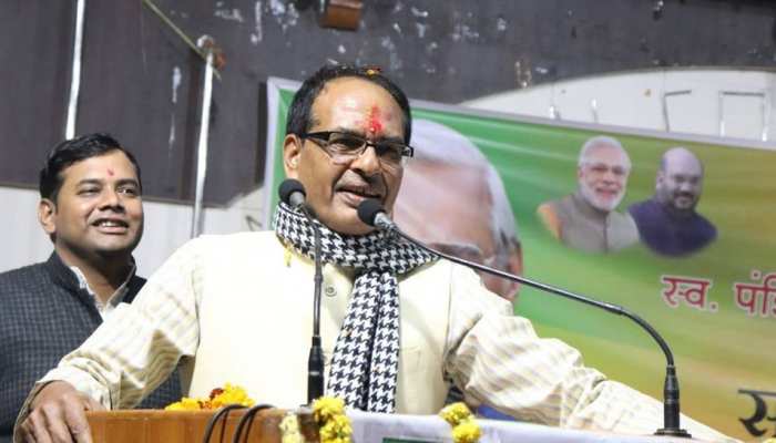 गुजरात पहुंचे शिवराज सिंह चौहान, बोले- 'पूरे देश में पतन की कगार पर है कांग्रेस' गुजरात पहुंचे शिवराज सिंह चौहान, बोले- 'पूरे देश में पतन की कगार पर है कांग्रेस'