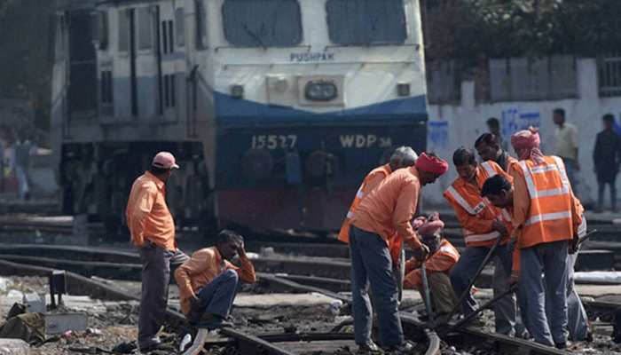 भारतीय रेलवे में 3 लाख कर्मचारियों की हो सकती है छंटनी, रेलवे बोर्ड ने सभी जोन प्रमुख को लिखी चिट्ठी भारतीय रेलवे में 3 लाख कर्मचारियों की हो सकती है छंटनी, रेलवे बोर्ड ने सभी जोन प्रमुख को लिखी चिट्ठी