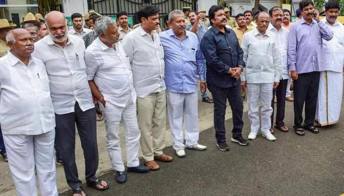 कांग्रेस ने कर्नाटक के 14 बागी विधायकों को निष्कासित किया कांग्रेस ने कर्नाटक के 14 बागी विधायकों को निष्कासित किया