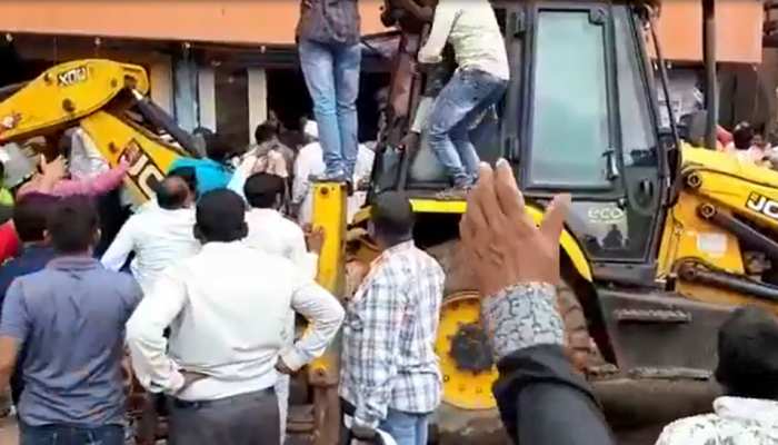कोल्हापुर में बैंक ऑफ महाराष्ट्र की छत गिरी, 1 की मौत 10 घायल कोल्हापुर में बैंक ऑफ महाराष्ट्र की छत गिरी, 1 की मौत 10 घायल