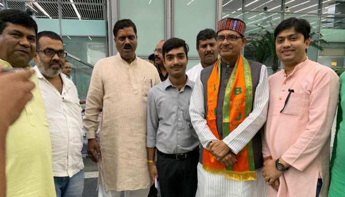पश्चिम बंगाल में बीजेपी की जमीन मजबूत करने के लिए हावड़ा पहुंचे शिवराज सिंह चौहान पश्चिम बंगाल में बीजेपी की जमीन मजबूत करने के लिए हावड़ा पहुंचे शिवराज सिंह चौहान