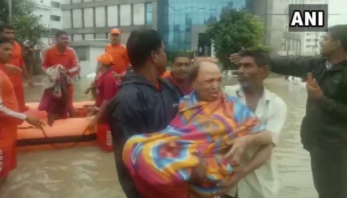 भारी बारिश के कारण गुजरात में कई ट्रेनें रद्द, 12 के बदले रूट | वडोदरा एयरपोर्ट बंद भारी बारिश के कारण गुजरात में कई ट्रेनें रद्द, 12 के बदले रूट | वडोदरा एयरपोर्ट बंद