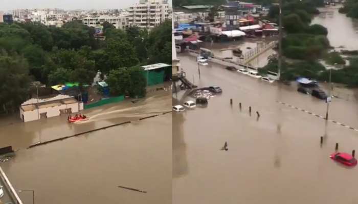 भारी बारिश की वजह से वडोदरा में बाढ़ जैसे हालात, घरों में घुसे मगरमच्छ भारी बारिश की वजह से वडोदरा में बाढ़ जैसे हालात, घरों में घुसे मगरमच्छ