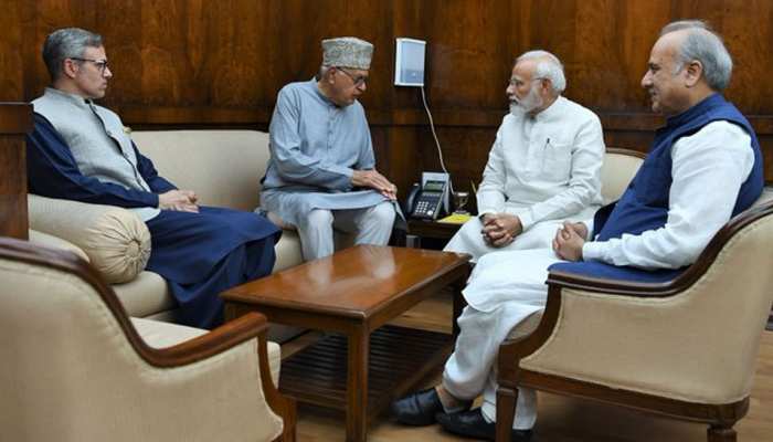 PM मोदी से मिले फारूख और उमर अब्दुल्ला, 'धारा 35A सहित अहम कश्मीरी मुद्दों पर की चर्चा' PM मोदी से मिले फारूख और उमर अब्दुल्ला, 'धारा 35A सहित अहम कश्मीरी मुद्दों पर की चर्चा'