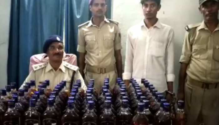 बिहारः हटिया-गोरखपुर मौर्य एक्सप्रेस में मिली शराब की खेप, कोच अटेंडेंट गिरफ्तार बिहारः हटिया-गोरखपुर मौर्य एक्सप्रेस में मिली शराब की खेप, कोच अटेंडेंट गिरफ्तार