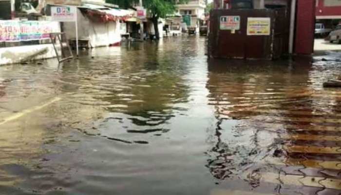 चूरू: शहर में वर्षों से बरकरार है पानी निकासी की समस्या, आम लोग परेशान चूरू: शहर में वर्षों से बरकरार है पानी निकासी की समस्या, आम लोग परेशान