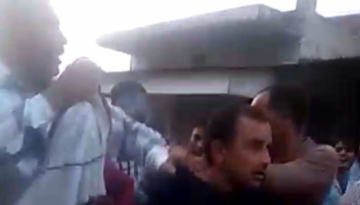 राजस्थान: स्कूली लड़कियों से छेड़छाड़ कर रहे बदमाश को लोगों ने पीटा राजस्थान: स्कूली लड़कियों से छेड़छाड़ कर रहे बदमाश को लोगों ने पीटा