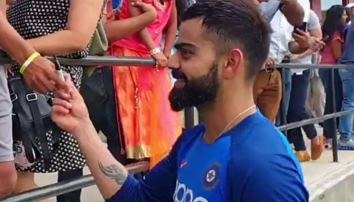 VIDEO: विराट लाए अपने फैंस के चेहरों पर मु्स्कान, टी-शर्ट्स पर दिये ऑटोग्राफ VIDEO: विराट लाए अपने फैंस के चेहरों पर मु्स्कान, टी-शर्ट्स पर दिये ऑटोग्राफ