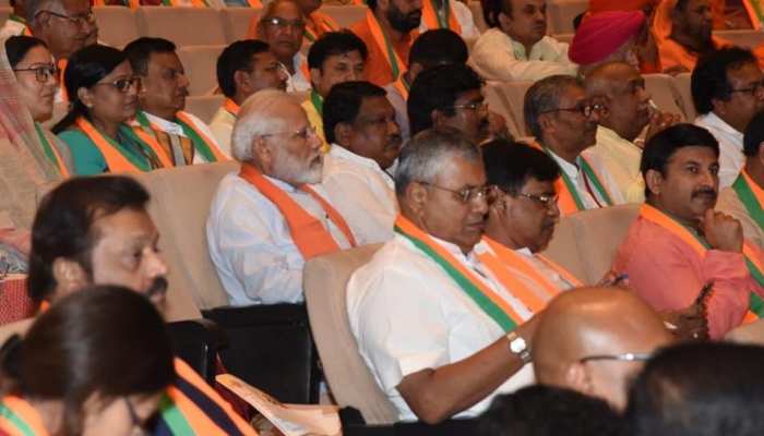 बीजेपी के अभ्यास वर्ग में सांसदों के बीच पीछे की लाइन में जाकर बैठ गए PM मोदी बीजेपी के अभ्यास वर्ग में सांसदों के बीच पीछे की लाइन में जाकर बैठ गए PM मोदी