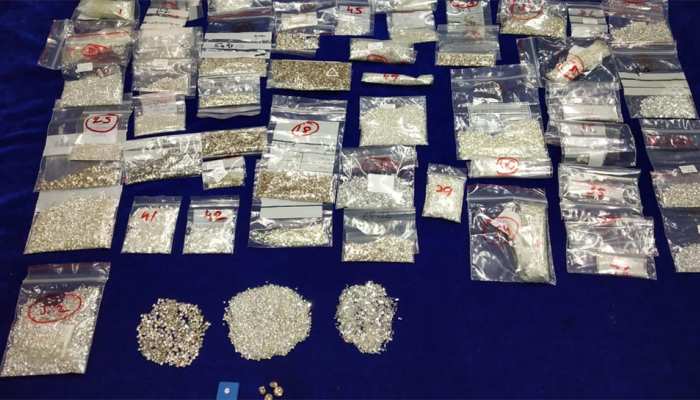 मलेशिया से चेन्नई तक कुकर और अंडरवियर में छिपाकर लाया 2.25 करोड़ के हीरे, ऐसे दबोचा गया मलेशिया से चेन्नई तक कुकर और अंडरवियर में छिपाकर लाया 2.25 करोड़ के हीरे, ऐसे दबोचा गया