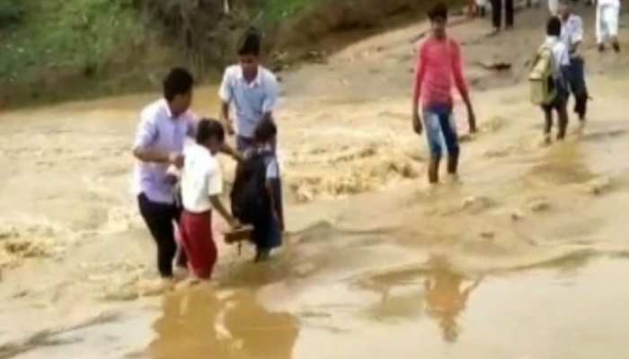 हजारीबाग: सैकड़ों बच्चों को उठाना पड़ रहा जान का खतरा, पानी में घुसकर जा रहे स्कूल हजारीबाग: सैकड़ों बच्चों को उठाना पड़ रहा जान का खतरा, पानी में घुसकर जा रहे स्कूल
