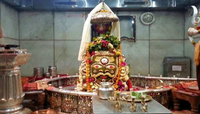 नाग पंचमी पर अद्भुत श्रृंगार में नजर आए बाबा महाकालेश्वर, लगे हर-हर महादेव के जयकारे नाग पंचमी पर अद्भुत श्रृंगार में नजर आए बाबा महाकालेश्वर, लगे हर-हर महादेव के जयकारे